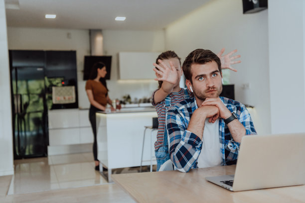 父亲和女儿在现代化的房子里，在假期和他们的家人在笔记本电脑上聊天。现代家庭的生活图片下载