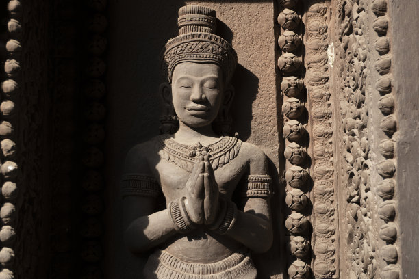 泰国寺庙中的飞天砂岩浅浮雕图片下载