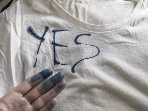 用墨水在t恤上写Yes图片下载