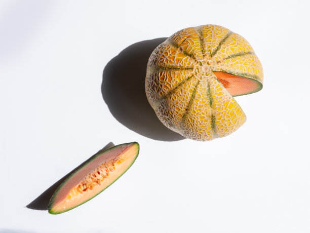 一个圆形的瓜和一片，俯视图，孤立在白色背景上图片下载