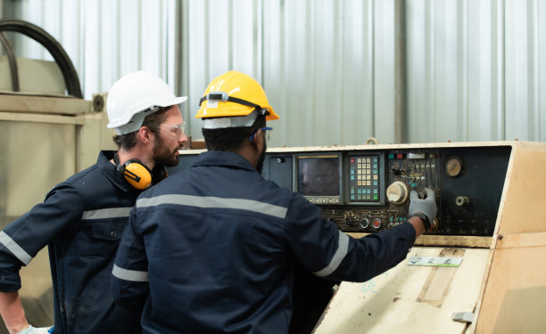 双方工程师正在相互咨询和交流维修经验。图片下载