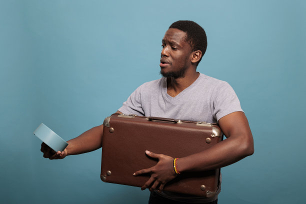 不开心的人拿着公文包赶着去度假图片下载