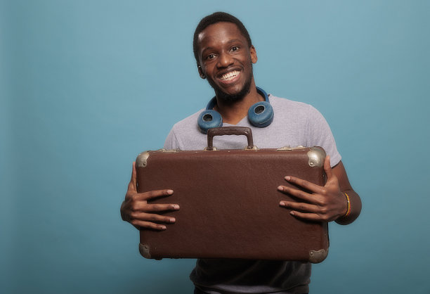 快乐的男人提着公文包行李离开度假图片下载