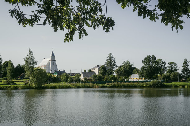 美丽的湖泊和白俄罗斯的圣母升天天主教堂。图片下载