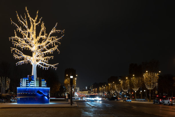 法国巴黎- 12 08 2022:香榭丽舍大街上的圣诞彩灯和装饰品图片下载