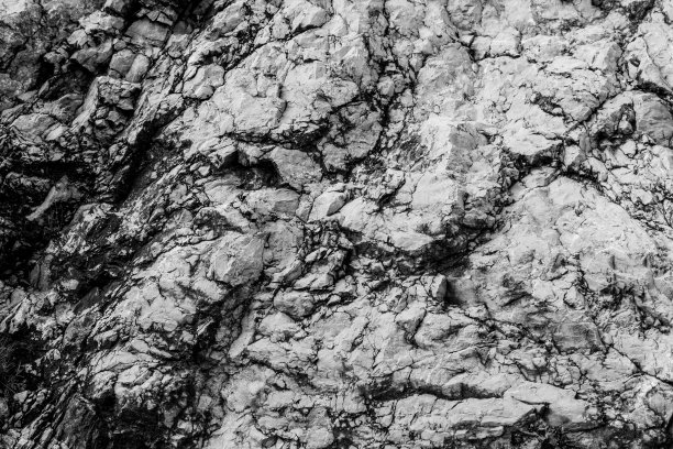 背景为天然石灰岩浮雕。灰色不规则石材表面用于出版物、设计、海报、日历、帖子、屏幕保护程序、壁纸、卡片、横幅、封面、网站。高质量照片图片下载