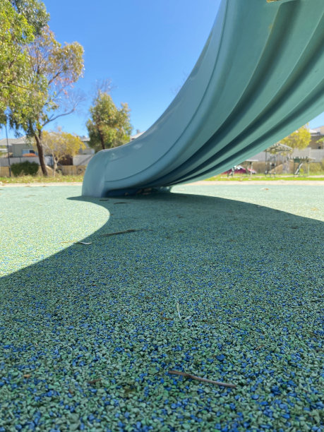 穿孔操场上的影子。孩子滑。操场上的设备。图片下载