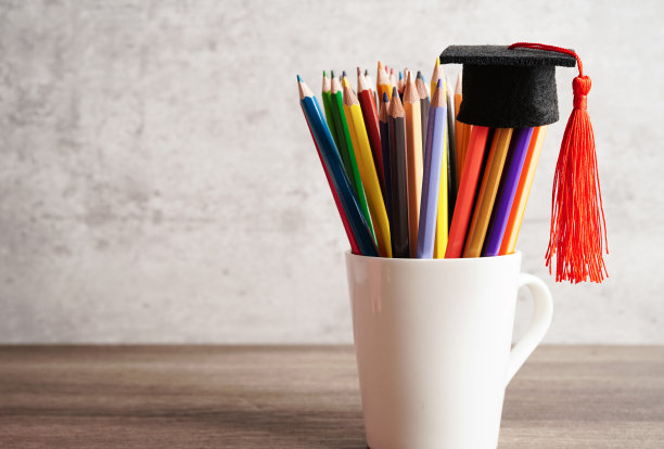 彩色铅笔装在玻璃罐中，有复制空间，学习大学教育理念。图片下载