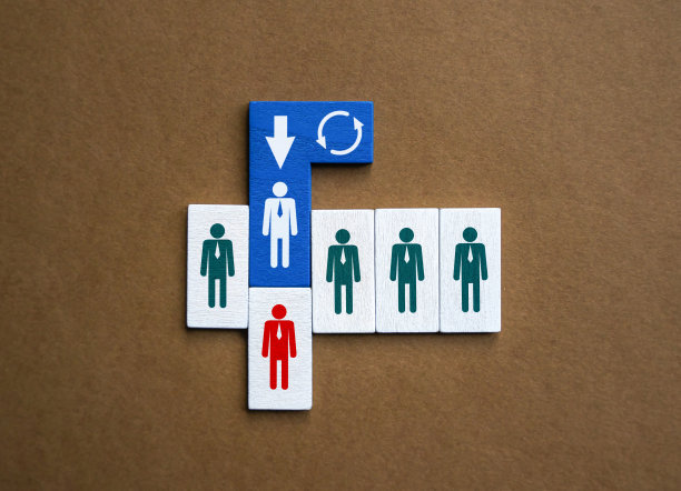 用新员工替换员工。图片下载