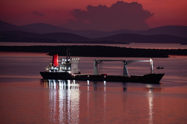 等待进港的货船图片下载