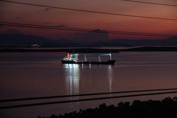 等待进港的货船图片下载