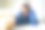 8岁的男孩坐在办公室里，忙得不可开交图片下载