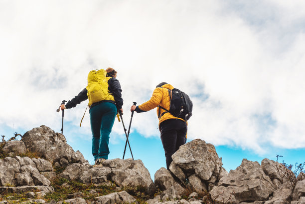两人徒步旅行图片下载