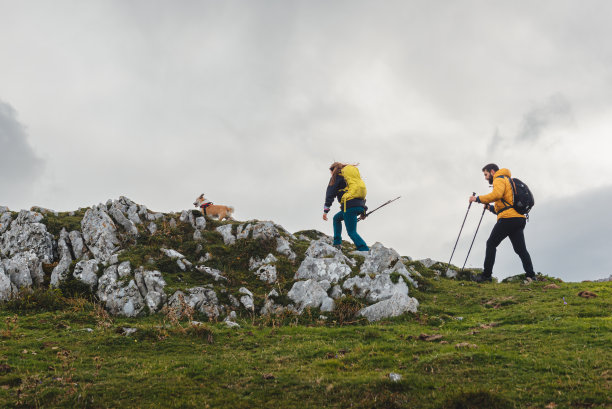 登山运动员在山上徒步旅行图片下载