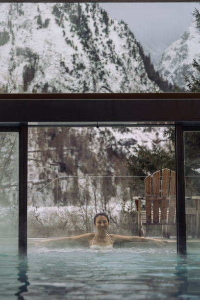 女士在热水池与勃朗峰背景图片下载