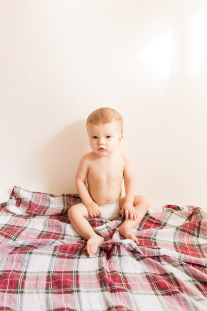 2022年圣诞节，一个12个月大的圣诞男婴长着12只圣诞脚趾图片下载