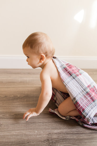 2022年圣诞节，一个12个月大的圣诞男婴长着12只圣诞脚趾图片下载