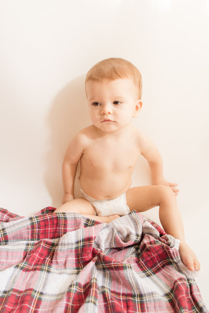 2022年圣诞节，一个12个月大的圣诞男婴长着12只圣诞脚趾图片下载