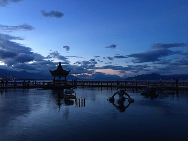 洱海和黄昏的天空图片下载