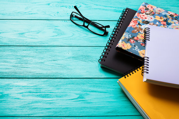 在蓝色木桌上有复制空间的工作空间。前视图。模型。学校和教育桌面。图片下载