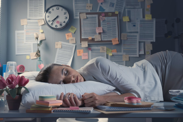 在办公室睡觉图片下载