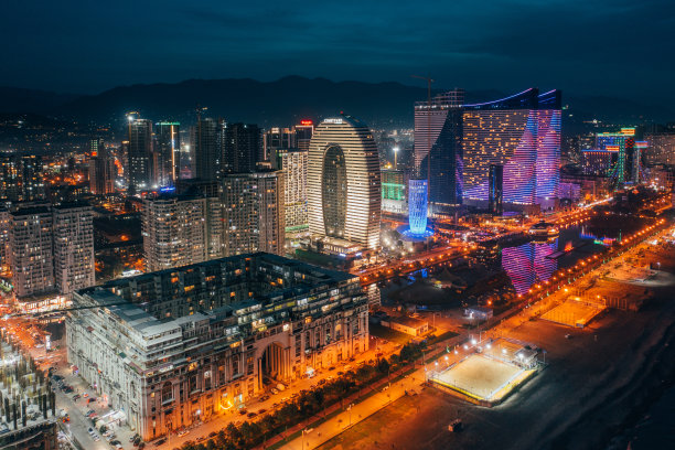 格鲁吉亚巴统市的夜间无人机鸟瞰图图片下载