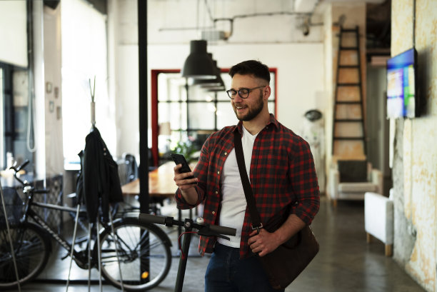 商人驾驶电动滑板车。图片下载