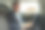 穿着西装的迷人商人在开车去办公室的路上使用笔记本电脑图片下载