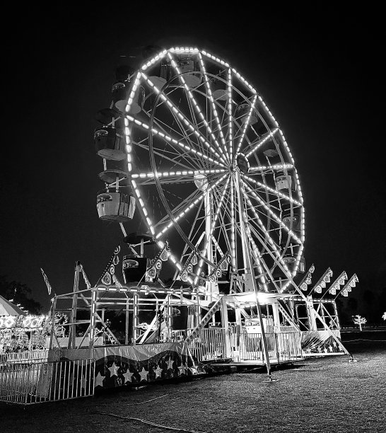夜晚的黑白摩天轮图片下载