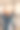 穿着制服的专业电工工人正在厨房安装电灯图片下载