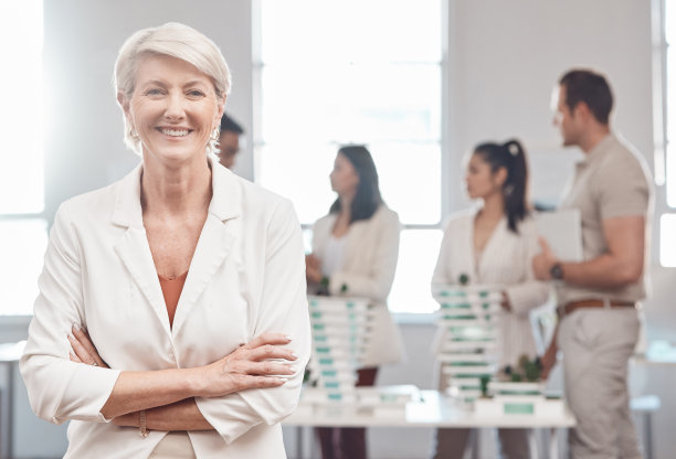 在创意建筑培训、商务会议和车间规划中，工程师、建筑师或女工微笑画像。在培训行业展会上提供支持、协作和团队合作。图片下载