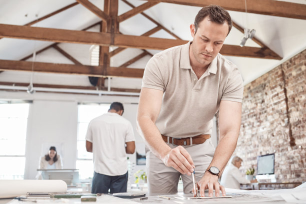 建筑师，工程师或图纸设计师，在纸上规划建筑建筑。具有房地产创新视野的房地产建筑工人、创意员工或产业房地产经纪人图片下载