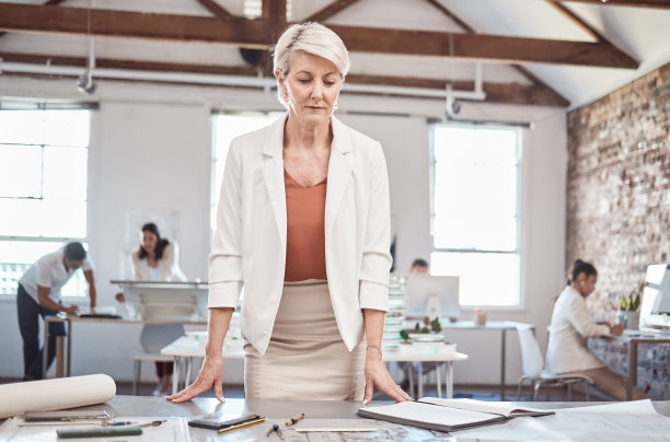 建筑经理，成熟女性和设计师，在创业机构规划建筑蓝图，建筑项目和房地产开发。工程，创意和专注专家的工作策略图片下载