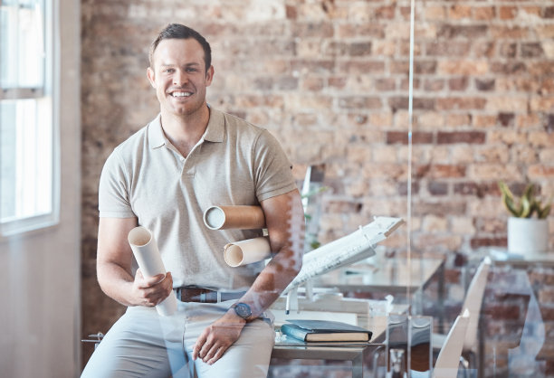 建筑师，设计和蓝图与工程师商人工作的办公楼公司与施工现场规划。设计人员、工程人员、文档员工和建筑项目图片下载