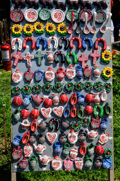 罗马尼亚布加勒斯特的一个传统周末市场上，陈列着一组彩色手绘磁铁和纪念品图片下载
