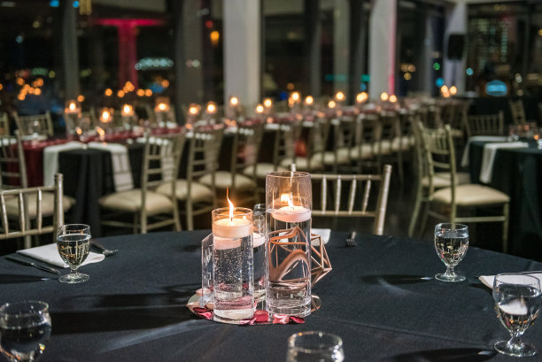 晚上的时间在宴会婚礼活动大厅与城市天际线的黑色和酒红色口音图片下载