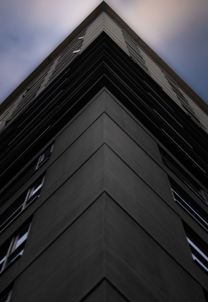 三角形建筑立面的低角度拍摄图片下载