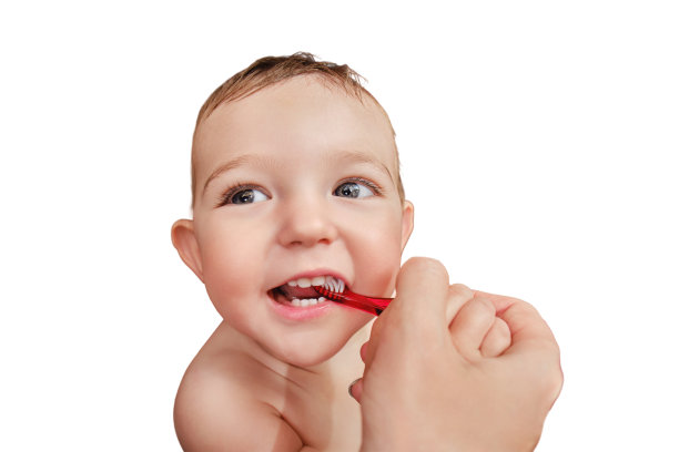 母亲正在给快乐的蹒跚学步的男婴刷牙，孤立在白色的背景上。白色背景下，母亲为微笑的孩子刷牙。1岁儿童图片下载