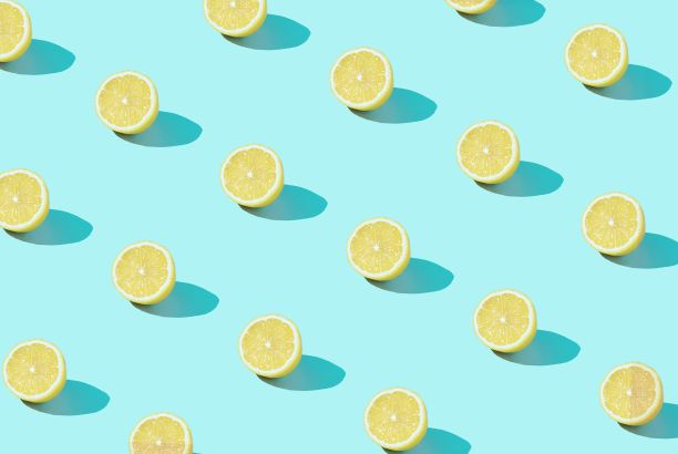 3D黄色柠檬图案在淡蓝色背景-夏天的概念图片下载