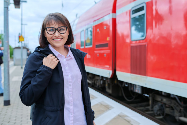 女乘客在车站室外站台等车图片下载