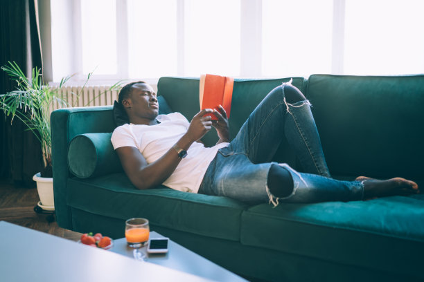 聪明的黑人喜欢在客厅看书图片下载
