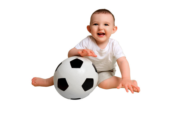 快乐的小男孩在玩一个足球，孤立在白色背景上。一个微笑的孩子正在学习用一个白色背景上孤立的大球踢足球。1岁儿童图片下载