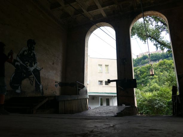 风景拍摄的废弃索道通过拱门的老建筑在Chiatura，格鲁吉亚图片下载