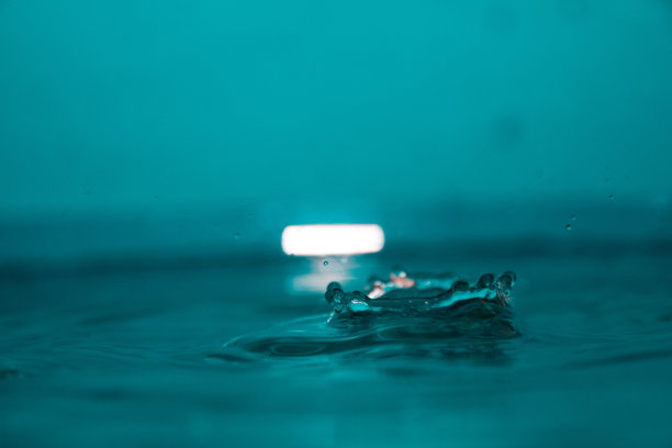 一个抽象的蓝色水滴的图片。图片下载