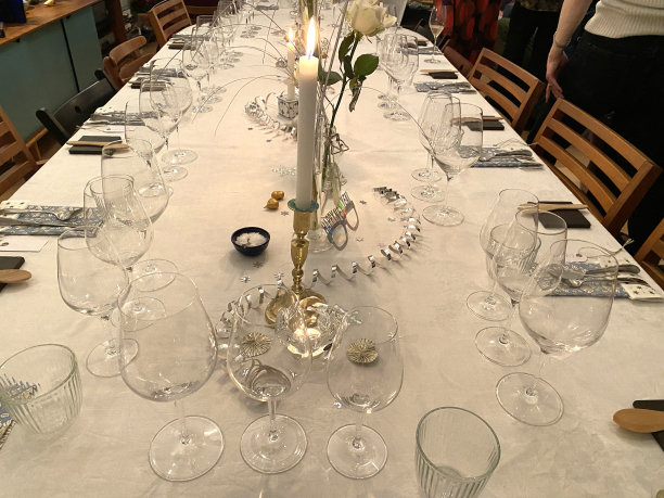 为高级用餐准备的餐桌图片下载