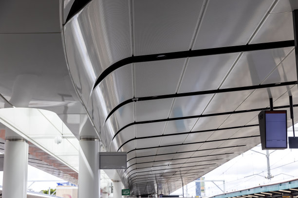 近景现代火车站天花板，背景与复制空间图片下载