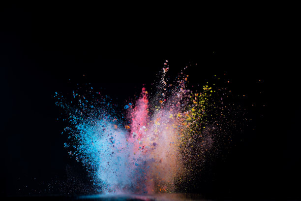 彩色粉末染料在高速拍摄的黑色背景上爆炸图片下载
