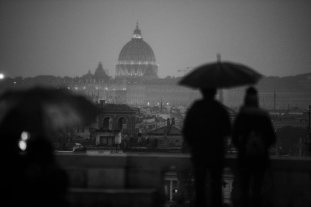 罗马的浪漫与游客和雨水图片下载