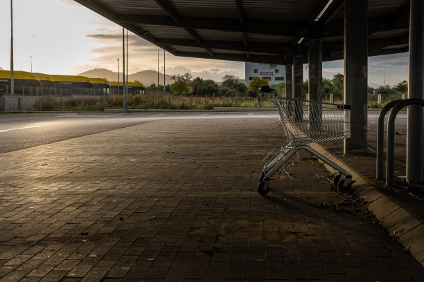 停车场里空荡荡的金属超市推车图片下载