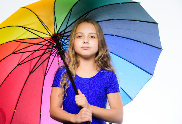 带伞的小女孩。秋天的时尚。在秋雨季节保持乐观。秋天的明亮配饰。想法如何度过多云的秋日。小女孩带伞的雨天天气图片下载